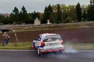 Hrůzné záběry nehody auta při rallye na Berounsku. Vozu divák uskočil, sražené kovové trubce už ne - Novinky